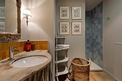badkamer met authentiek elementen en alle comfort en douche