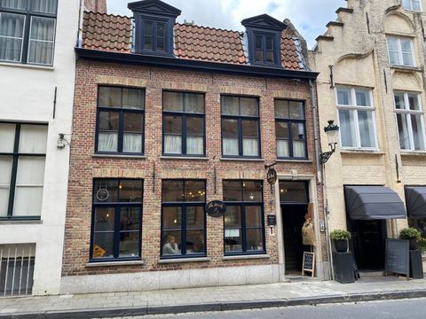 Duplex loft is op 1 en 2e verdiep in centrum Brugge.
Beneden is de leuke baristazaak The Novel (woensdag tem zondag open)