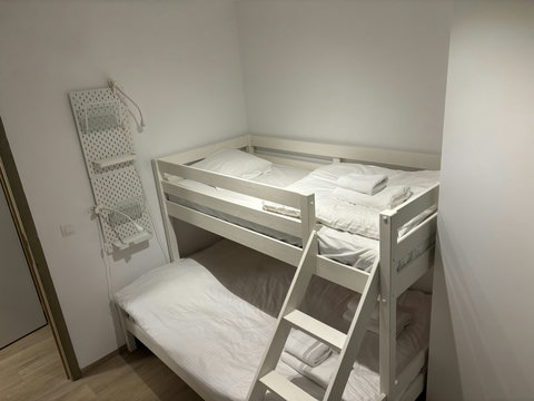 Knus eenpersoonsbed in een rustige kamer, perfect voor kinderen of extra gasten.