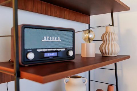 Sfeervol ingerichte ruimte met warme details en een retro-radio die meteen een huiselijke vibe geeft.