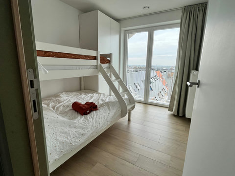 Handige slaapkamer met stapelbed en mooi uitzicht, ideaal voor families of extra gasten.