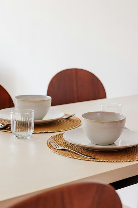 Sfeervol gedekte tafel, ideaal om ontspannen te genieten van een ontbijt of diner.