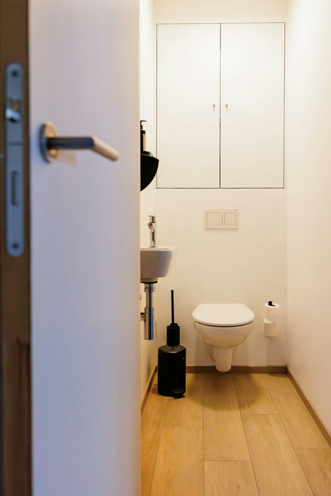 Net en praktisch gastentoilet met handige wastafel, volledig vernieuwd en kraakproper.