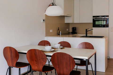 Ruime en moderne eetplaats met open keuken, ideaal voor lange, sfeervolle momenten aan tafel.
