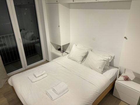 Rustige en frisse slaapkamer met een comfortabel tweepersoonsbed en heerlijk zachte lakens voor een ontspannen nachtrust.
