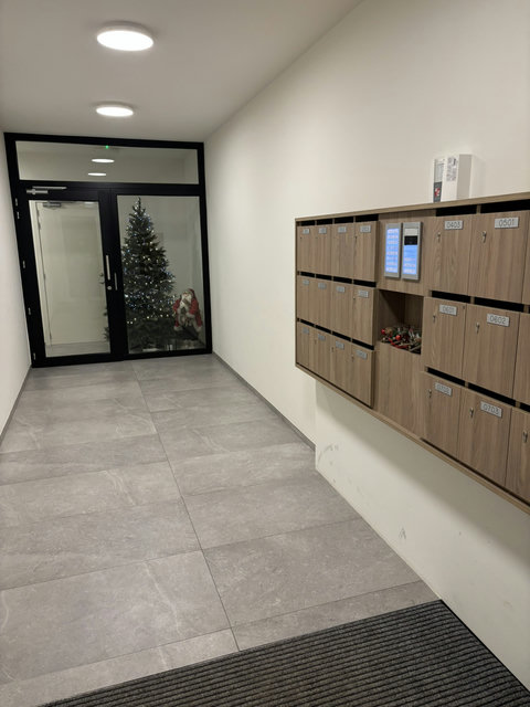 Moderne en veilige inkomhal met nette brievenbussen en een uitnodigende eerste indruk van het gebouw.