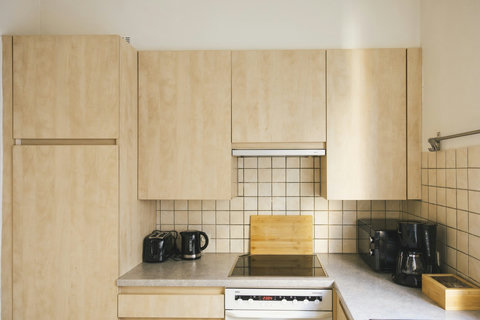 Fully equipped kitchen with induction hob, oven, kettle, toaster and coffee maker — everything you need to cook at home