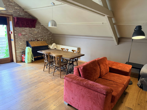 Deze loft op de eerste verdieping biedt een ruime zithoek met een eettafel voor vier personen, ideaal voor een ontspannen verblijf met jacuzzi en sauna.