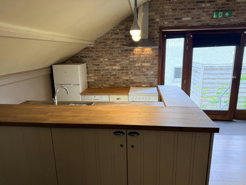 Deze compacte keuken op de bovenverdieping heeft een houten werkblad en alle basisapparatuur om maaltijden te bereiden voor maximaal 4 gasten.