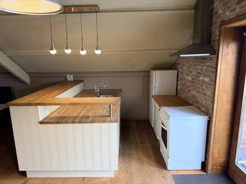 Deze open keuken is uitgerust met alle basisvoorzieningen en ligt op de begane grond van de loft, ideaal voor 4 gasten.