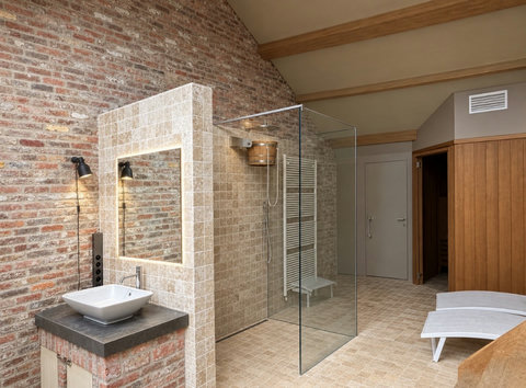 Badkamer met ruime inloopdouche en aparte sauna, ideaal voor 4 gasten die willen ontspannen tijdens hun verblijf in de loft.