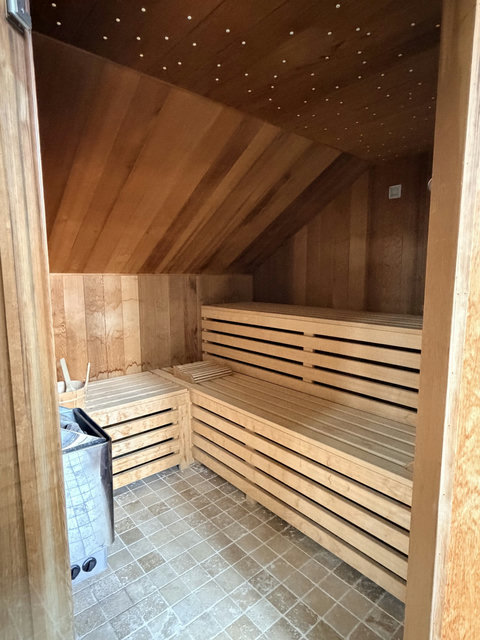 Deze sauna is onderdeel van de ruime loft en biedt plek om te ontspannen na een dag in Jabbeke. Geschikt voor maximaal 4 personen.
