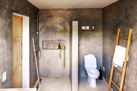 Bathroom with rain shower and seperate toilet.