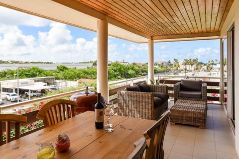 Spacious balcony with dinner table and loungeset.