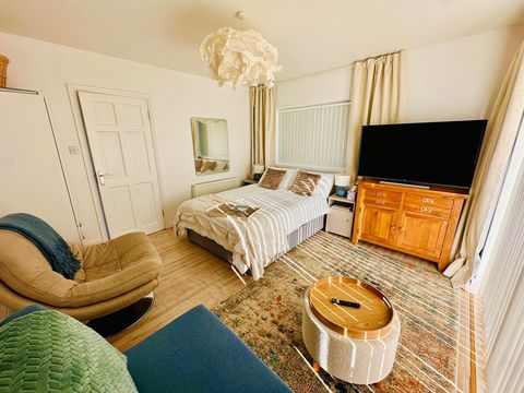 Cozy Hideaway with fresh linen and super comfortable bed. Smart TV and beautiful views.