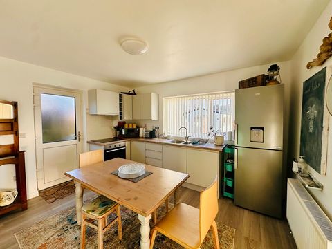 Guest Favorite: A proper kitchen with oven, hob, and baking essentials – perfect for a romantic dinner in. Recently renovated , with all new appliances. We provide tea, coffee, and all the basic necessities for an easy stay.