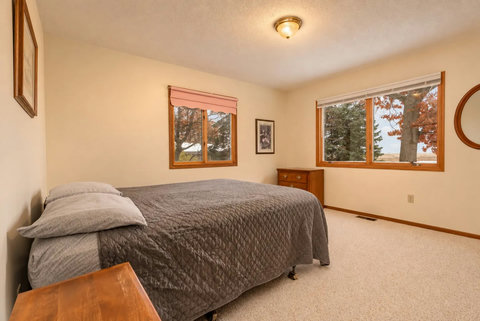 warm_bedroom_large_window_under150kb