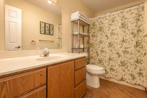 warm_leaf_bathroom_under150kb