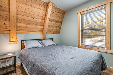 1st Bedroom Queen Bed 1st Floor