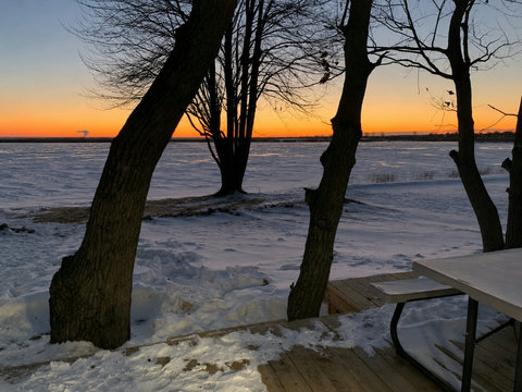 Cozy Home II winter sunset view over the lake