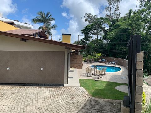 Garagem com acesso por portão eletrônico | Acomoda até 3 veículos 