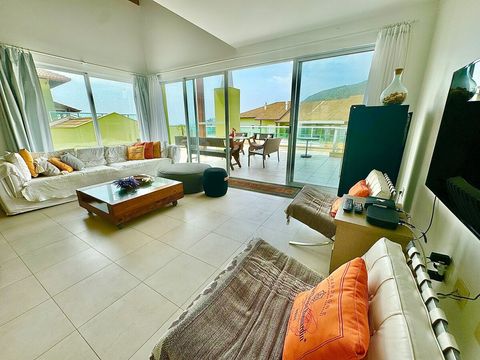 Sala de estar integrada com jantar e terraço com piscina. Linda vista para o mar da Praia do Santinho. 