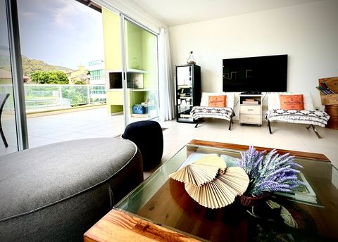 Conforto de estar numa cobertura com linda área de convívio para curtir com familiares e amigos a piscina, um bom churrasco e a vista privilegiada do Mar do Santinho.