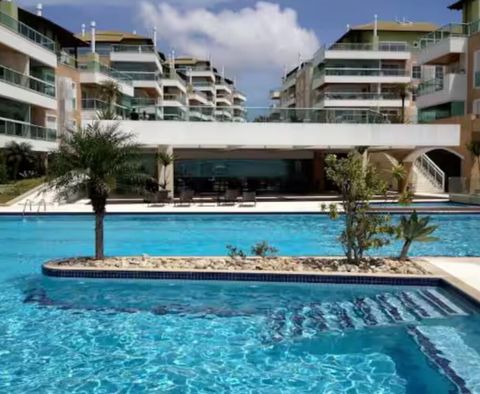 Piscina e área de restaurante