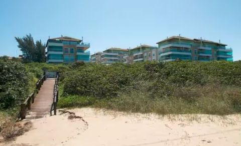 Acesso ao Condomínio Residencial pela área da praia.