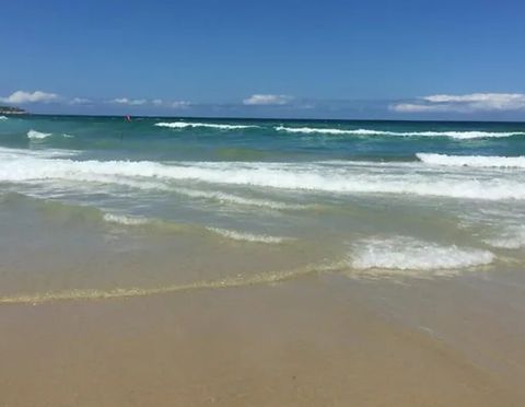 Desfrute da beleza deste mar cristalino com a praia de areia branca.
