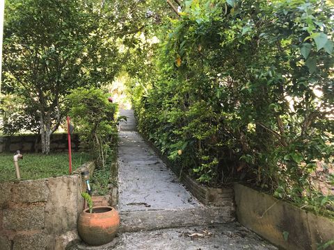Área de acesso entre vagas de veículos e casa