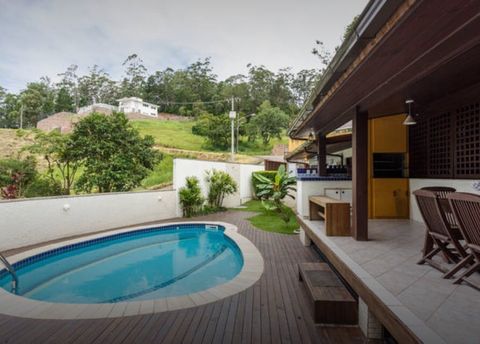 Piscina com Varanda e Churrasqueira