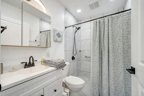 This bathroom is inside to bedroom 4