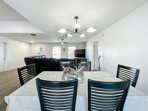 Dining table sits 6 guest
