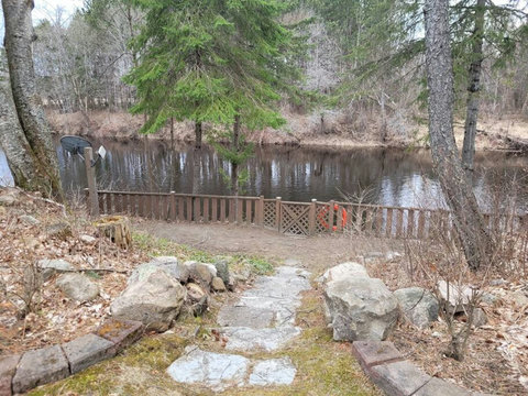 Direct river access for deep water swimming, kayaking and fishing.