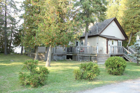 Front view of the cottage.