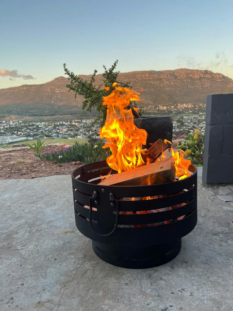 The fire pit is available for guests to enjoy. Guests are kindly asked to provide their own firewood and firelighters.