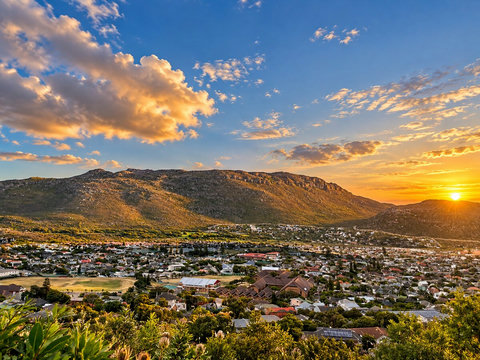 Wake to golden Cape Town sunrises, crisp ocean air drifting up from Fish Hoek Beach, and fresh morning dew. Step outside with your coffee and watch the landscape come alive.