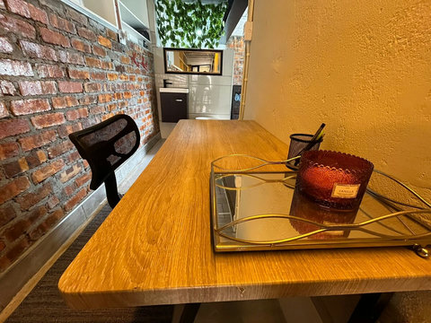 Enjoy a dedicated workstation with an adjustable office chair, warm overhead lighting and conveniently positioned power outlets. With strong Wi-Fi and a comfortable setup, it’s ideal for digital nomads, remote workers or business travellers.
