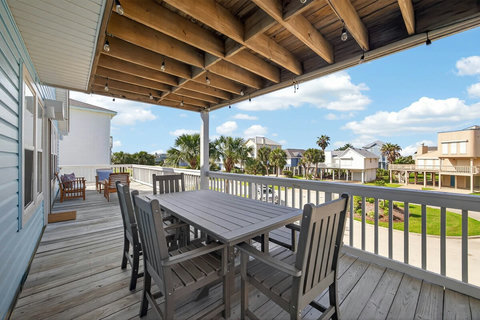 Dining Table & Additional Sitting Area on the Deck 
Perfect for dining al fresco and watching the sunset