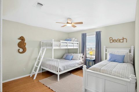 Bedroom 4 - Bottom Floor 
Twin/Full Bunk Bed & Twin with trundle