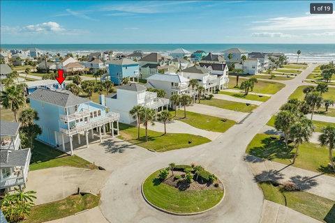 Easy stroll to the beach - only 9 houses away!