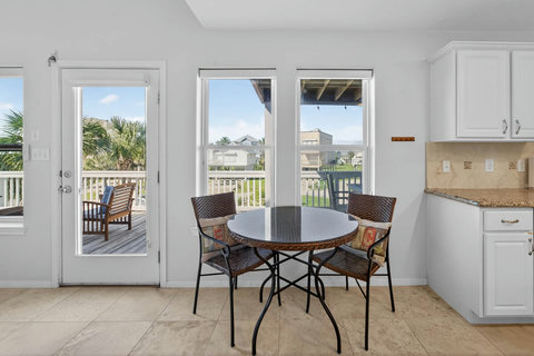 Breakfast nook -  great for extra seating, a puzzle, or mahjong