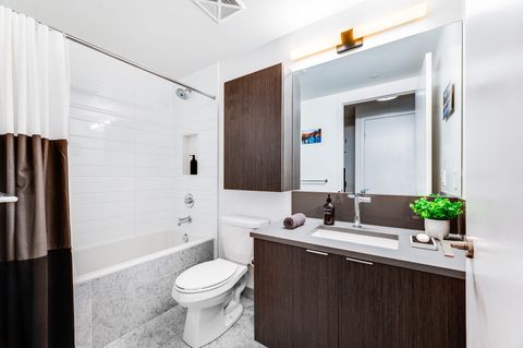 Full-sized bathroom