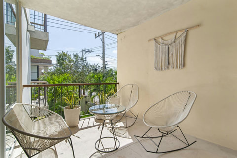 Our inviting balcony space offers the ideal setting to sip your morning coffee or enjoy an evening drink surrounded by the natural beauty of Tulum! ☕ #BalconyViews #TulumLifestyle #MorningBliss