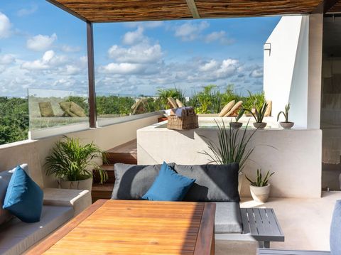 The rooftop benefits from a beautiful view of Tulum and specifically here La Veleta. The rooftop terrace has a nice pergola which protects from the sun