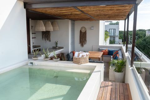 One great feature of this rooftop space is the total privacy it offers to our guests. There is absolutely no vis a vis with other apartments around