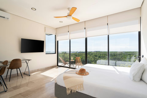 Discover your private retreat! Relax in a king-size bed, enjoy a smart TV, use the desk for work, and take in breathtaking views—ideal for rest, productivity, or peaceful moments.