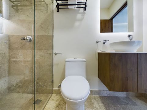 Relax in spotless bathrooms! Enjoy complimentary essentials that ensure a smooth arrival and a pleasant experience throughout your stay. #HomeAwayFromHome
