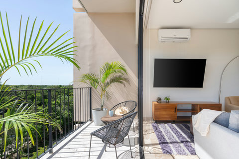 Unwind on your spacious private balcony, the ideal spot to start your day with coffee or end it with a drink while taking in the stunning views and tranquil atmosphere.